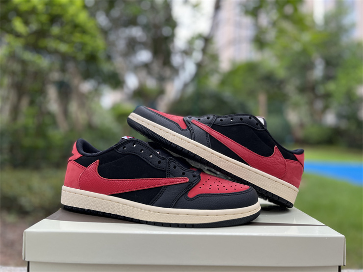 Travis Scott x Air Jordan 1 Low Bred 3