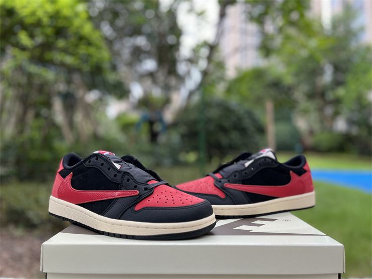 Travis Scott x Air Jordan 1 Low Bred 4