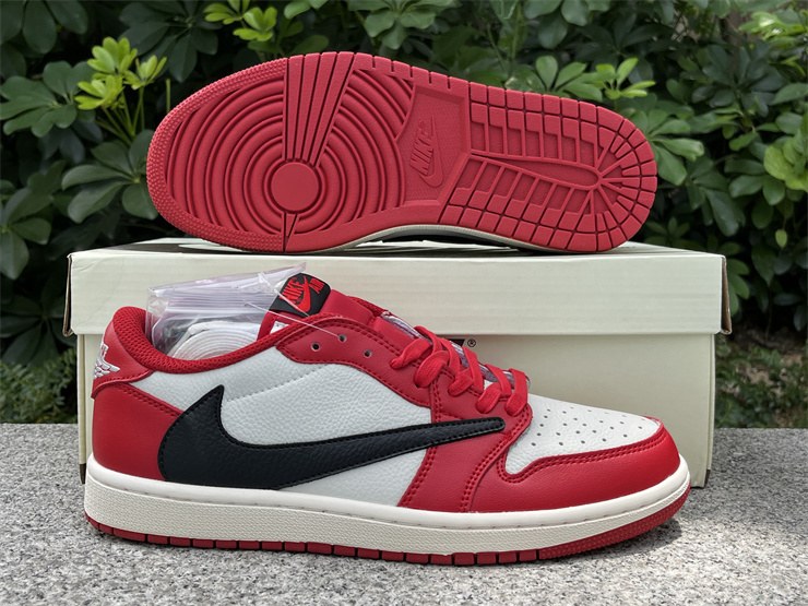 Travis Scott x Air Jordan 1 Low OG Chicago 1